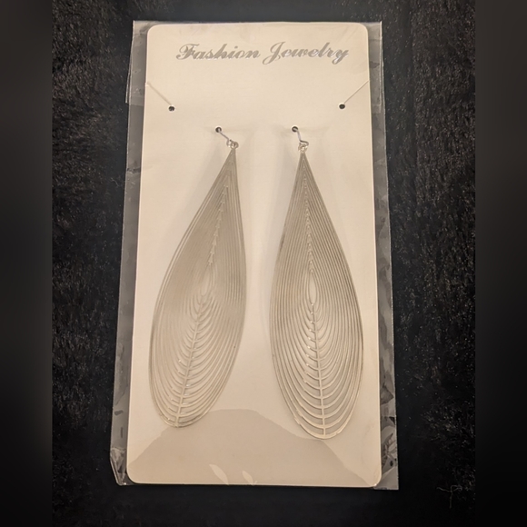 Teardrop Shape Laser Cut Silver Tone Filigree Geometric Drop Dangle Earrings - Picture 9 of 10